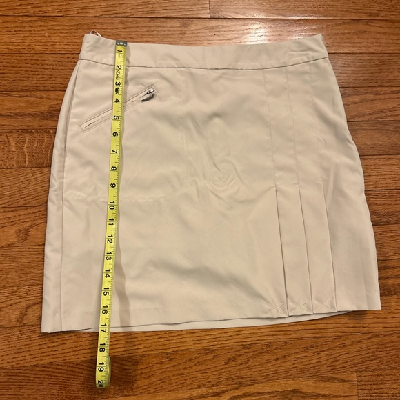 Izod golf skort. Never worn, new with tags. - Picture 4 of 5